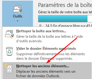 Outlook, menu Outils déroulé : une flèche désigne Nettoyer les anciens éléments